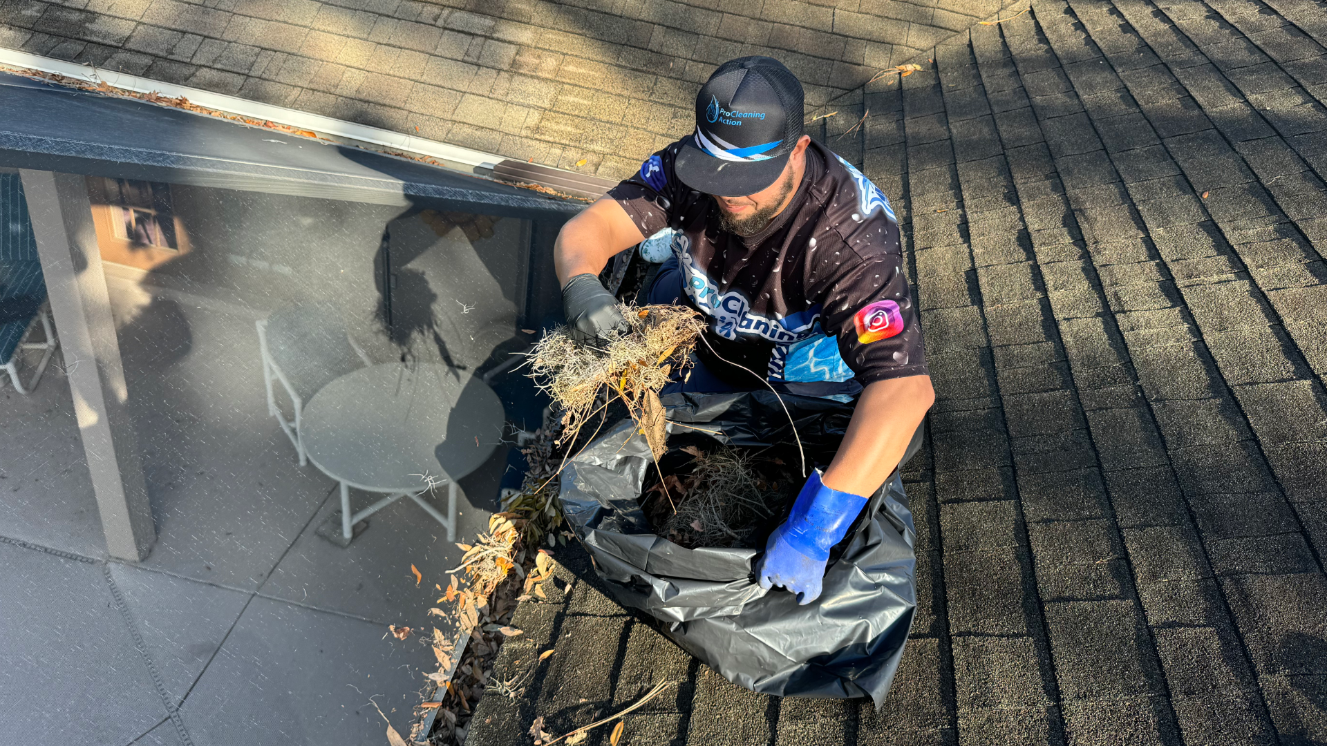 Bagging gutter debris