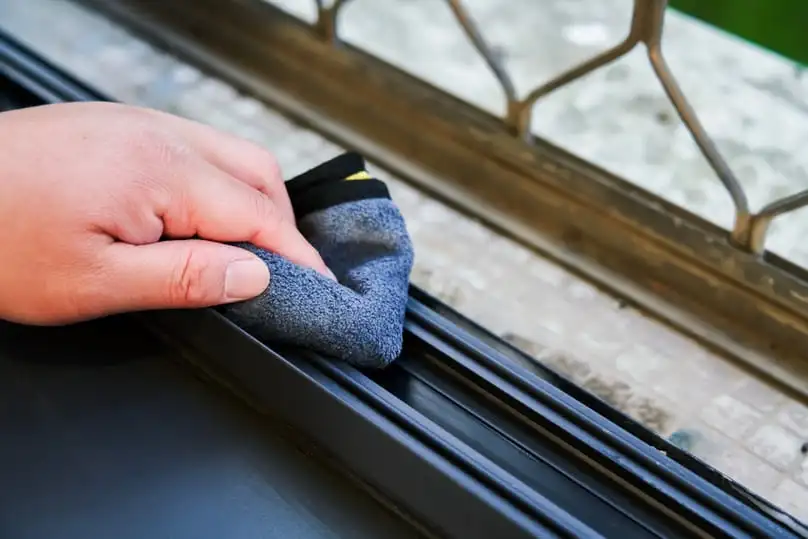clean window tracks